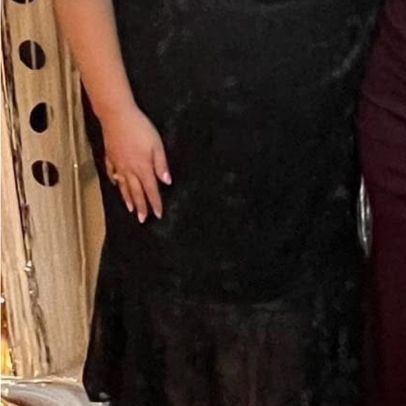 Elegant Black Floral Lace Dress - Picture 3 of 4